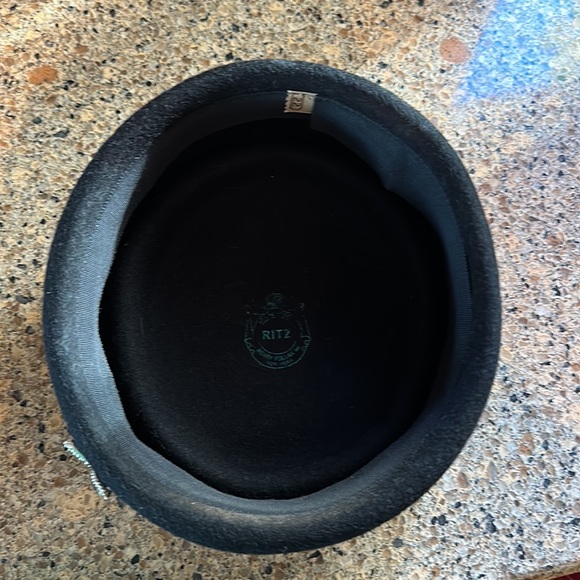 Vintage hat with pin embellishment - Picture 5 of 8